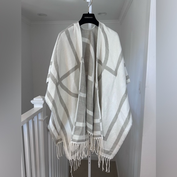 H&M Reversible Poncho Sweater Scarf Neutral Print Fringe Oversized NWT - Picture 7 of 13